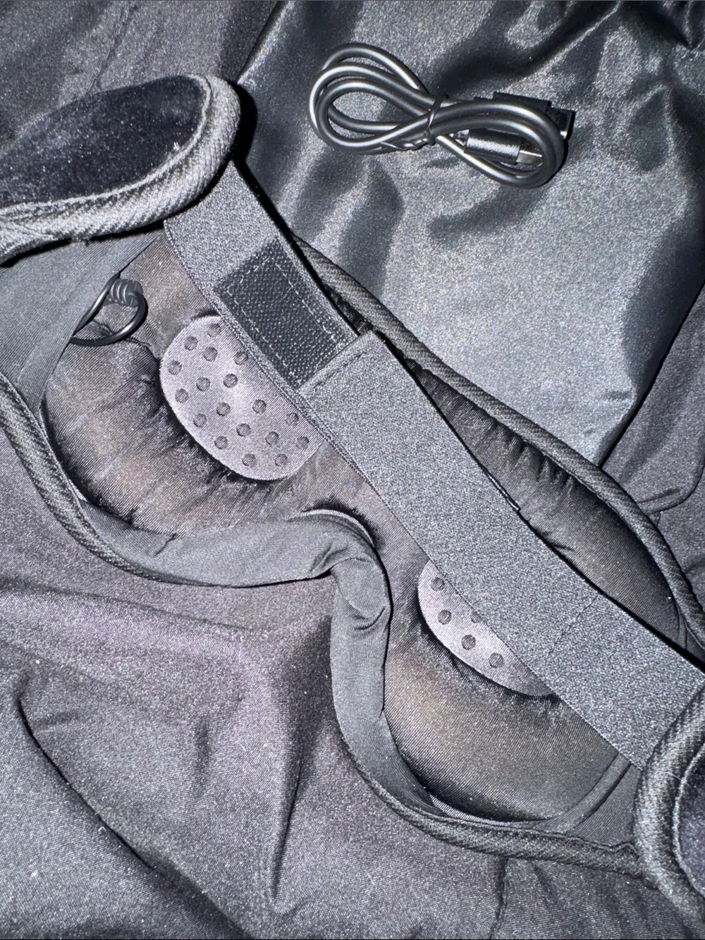 Black Heated Eye Mask with Controls - Picture 3 of 7
